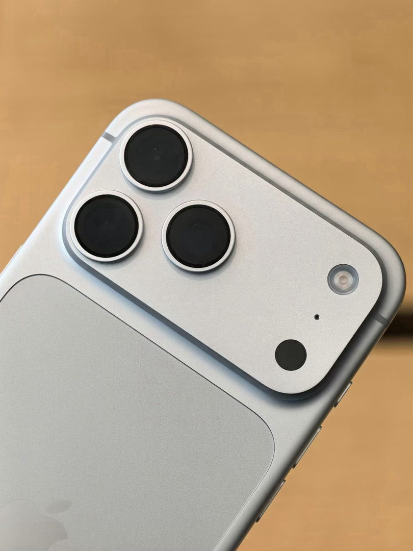 iPhone18Pro系列正式发售开售热度看着火爆，线下门店排起长队，线上几秒就