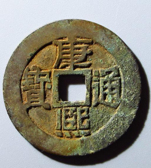 云南的货币史充满了各种魔幻。
比如说他铸造了唯一一枚带季节的银币。
中国最早的货