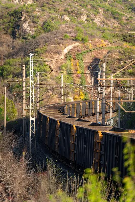大秦铁路不装了！

大秦铁路股价开启了下降通道。如果说之前还是震荡调整为主，那么