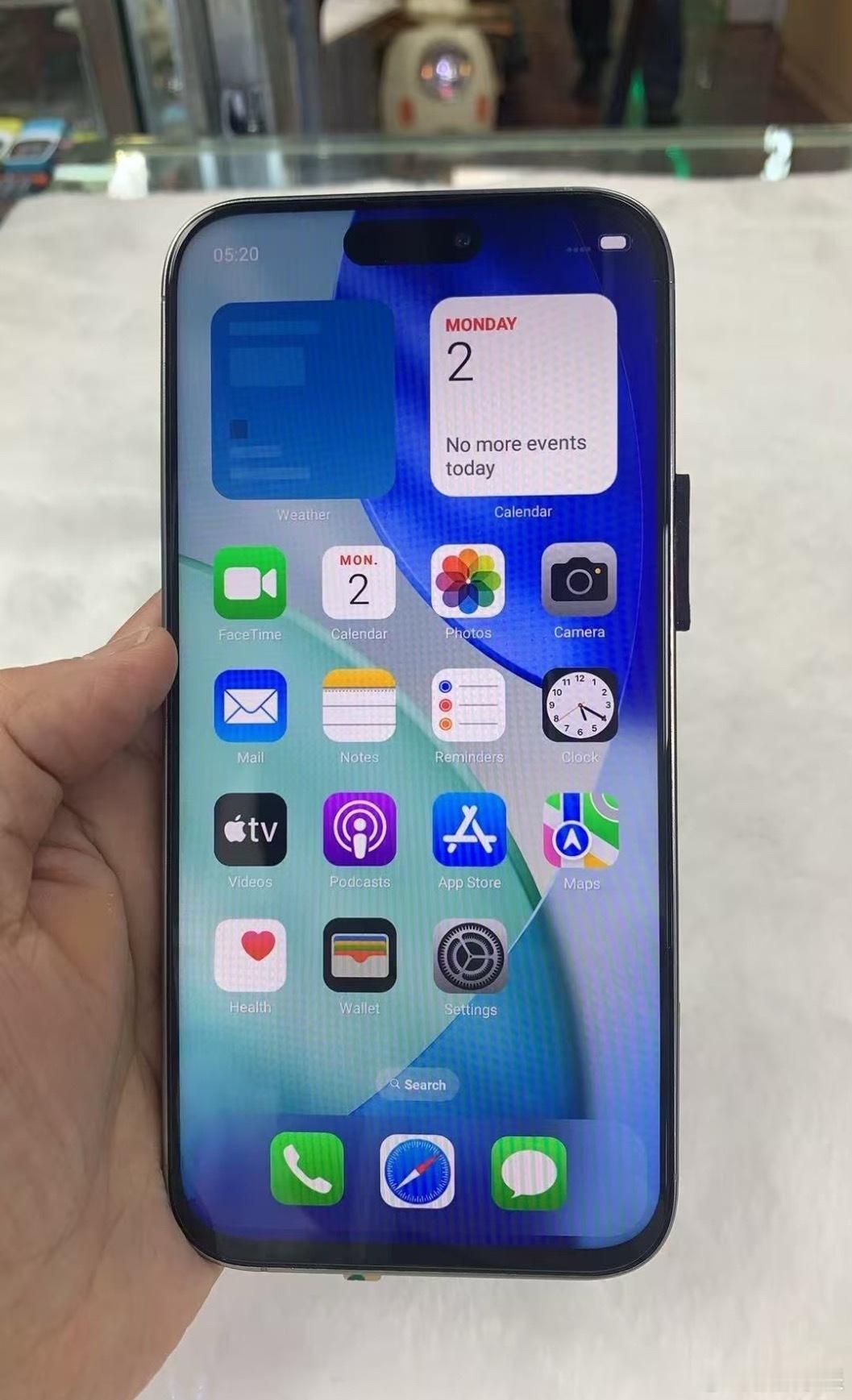 刚刚看到伪装成iPhone17Pro的山寨产品已经出现，年年上一当，当当不一样，