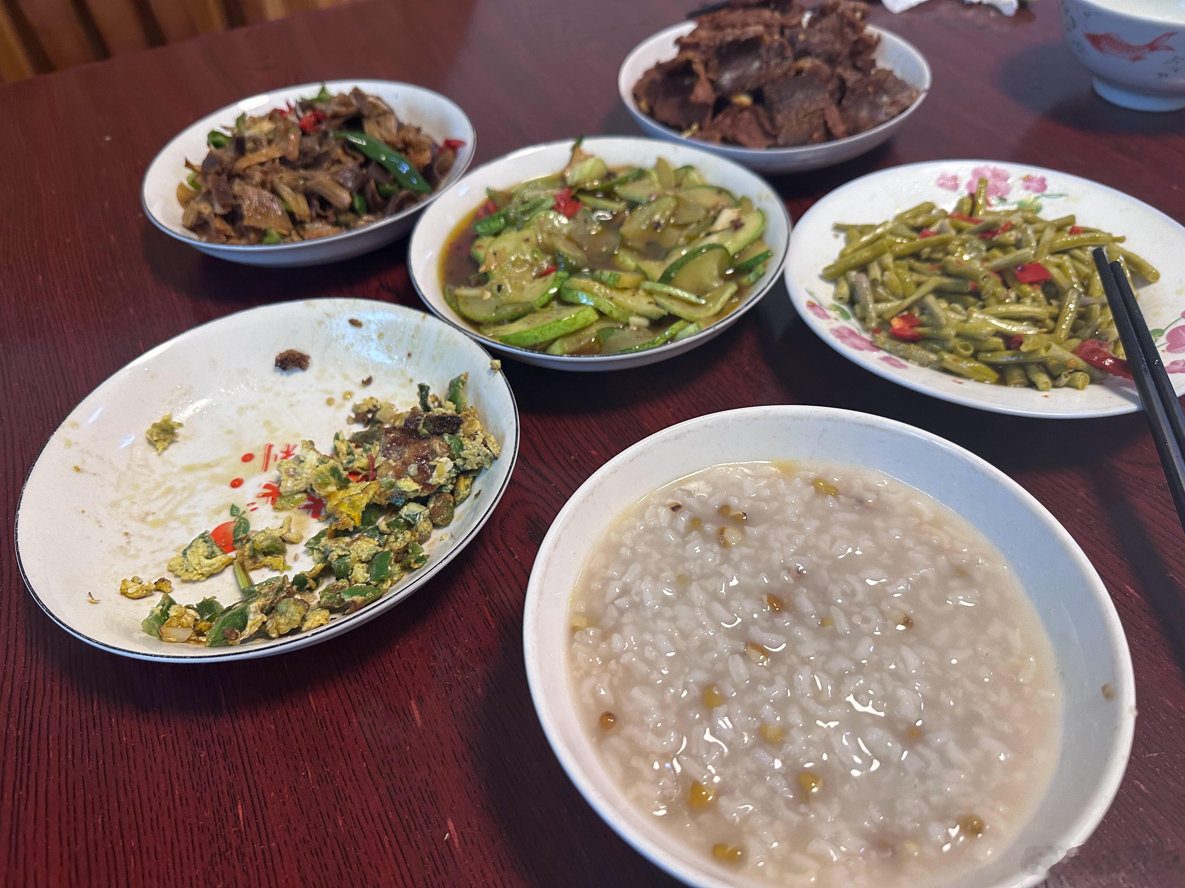 早餐，荤菜是一口也不想吃，腌豇豆配稀饭，那是绝配我想带点腌冮豆回家，马上被老婆否