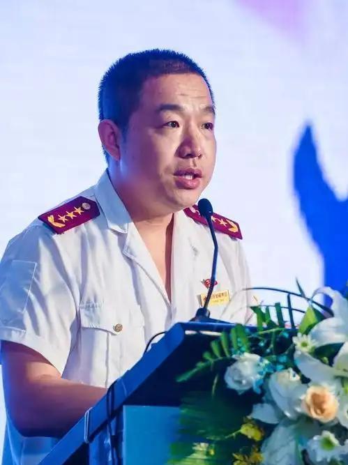这个工作服真是霸气侧漏！估计应该是最高领导了吧！三颗星应该到顶了，企业工作服也学