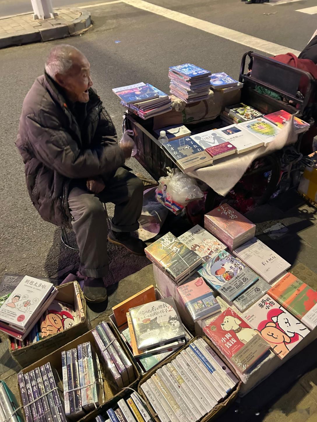 偶遇义堂卖书网红爷爷，这份城市温柔太戳心✨
 
谁懂啊！本来专程去义堂买烤饼，刚