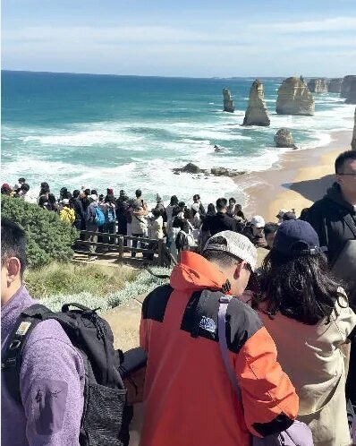 全世界都知道中国人放假了中秋国庆双节叠加，网友拼出13天长假，全球景区几乎被中国