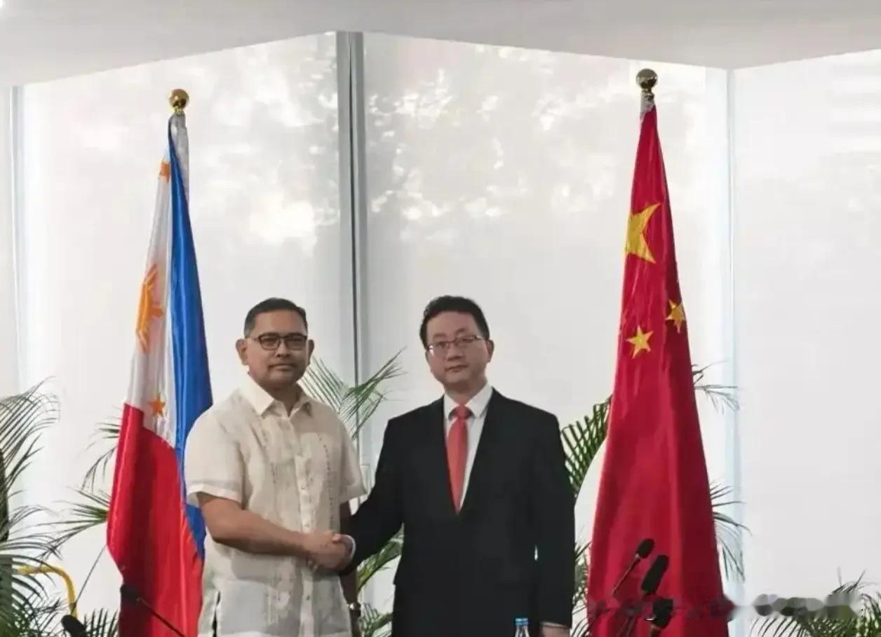 刚在马尼拉握完手，转头就去南海“捅刀子”？菲律宾的承诺，连标点符号都不能信！
