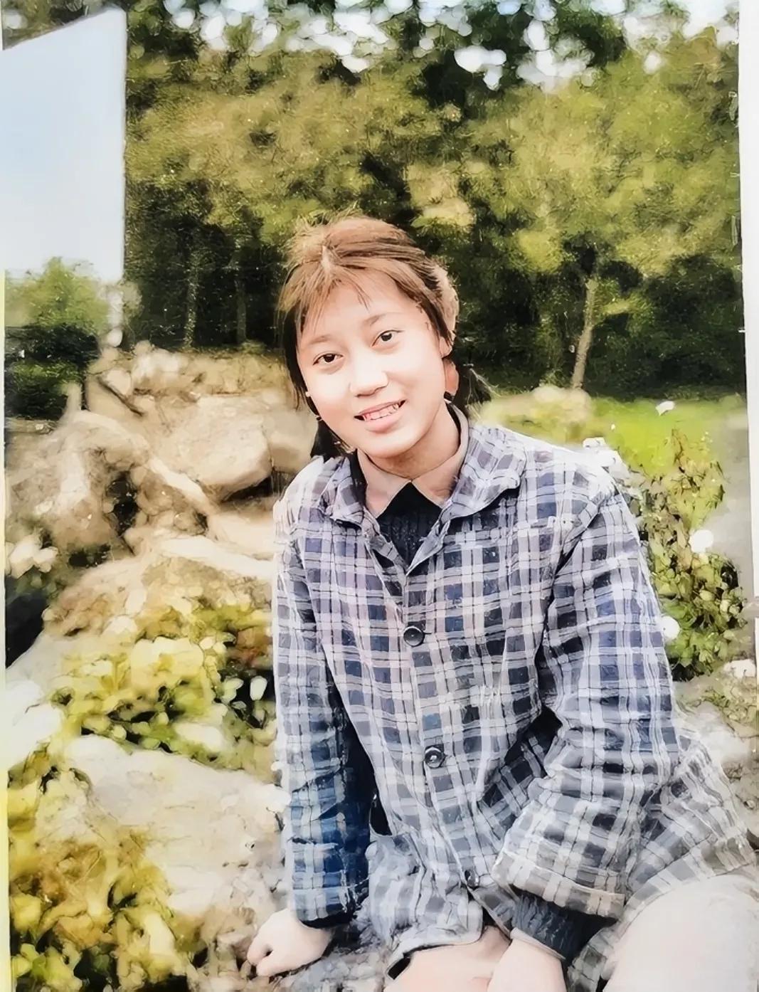 60年代，一位短发朴素的女孩，留下了这一张照片，镜头中的她穿着一件格子衬衫，里面