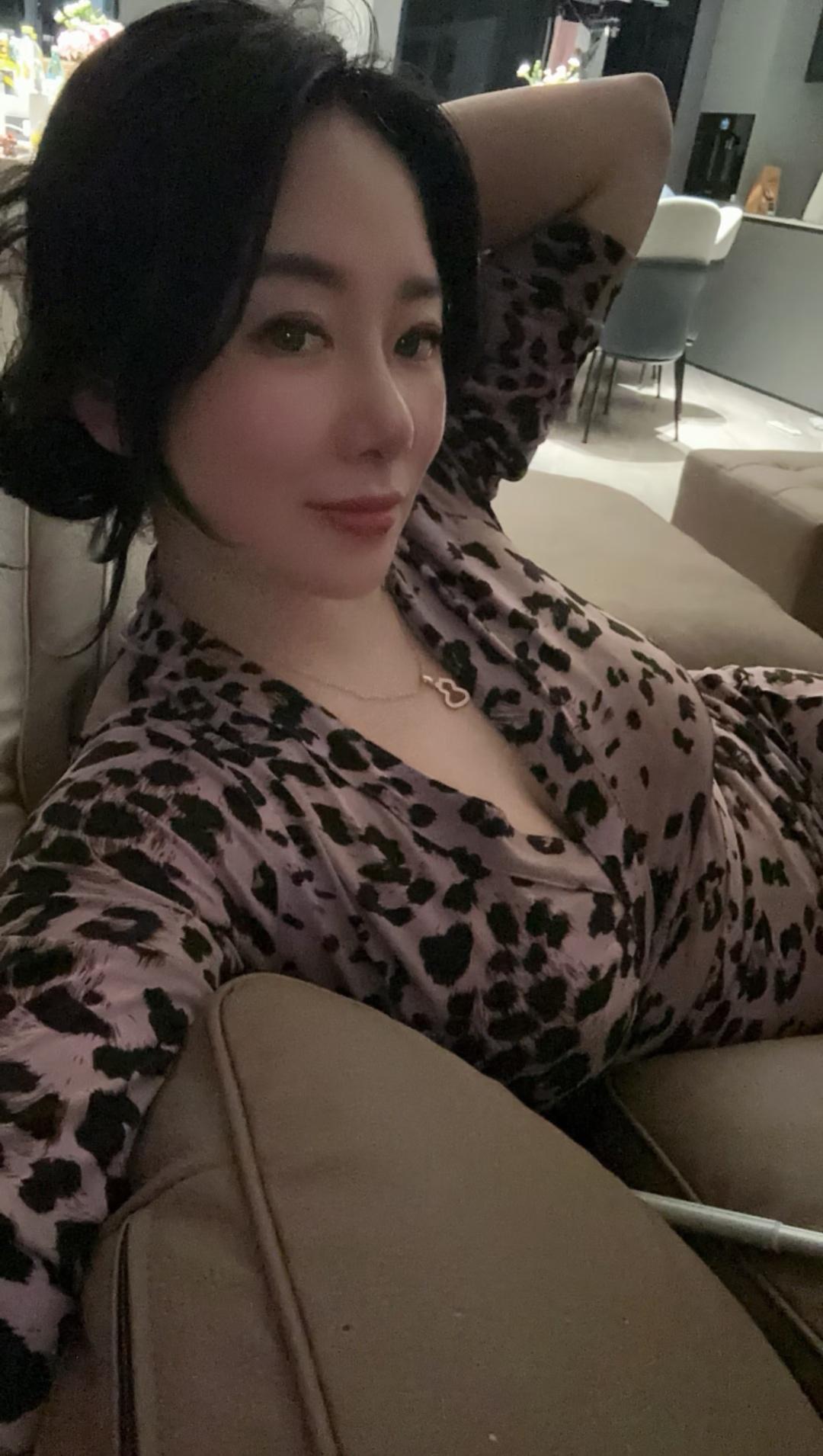 40岁孤独成是常态 
一个人的夜，总是孤独的，空荡荡的房间空荡荡的我我独处的时光