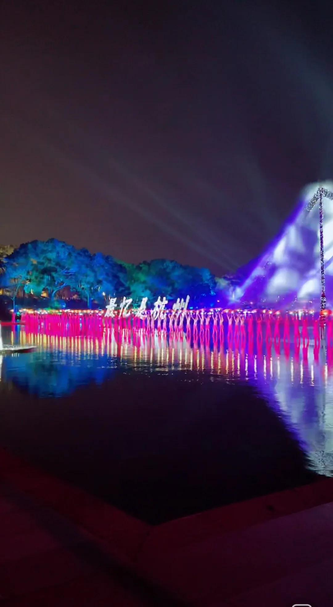 自驾旅行记录清晨的服务区，车窗凝着薄霜，用手指画了个歪歪扭扭的笑脸，背景里有环卫