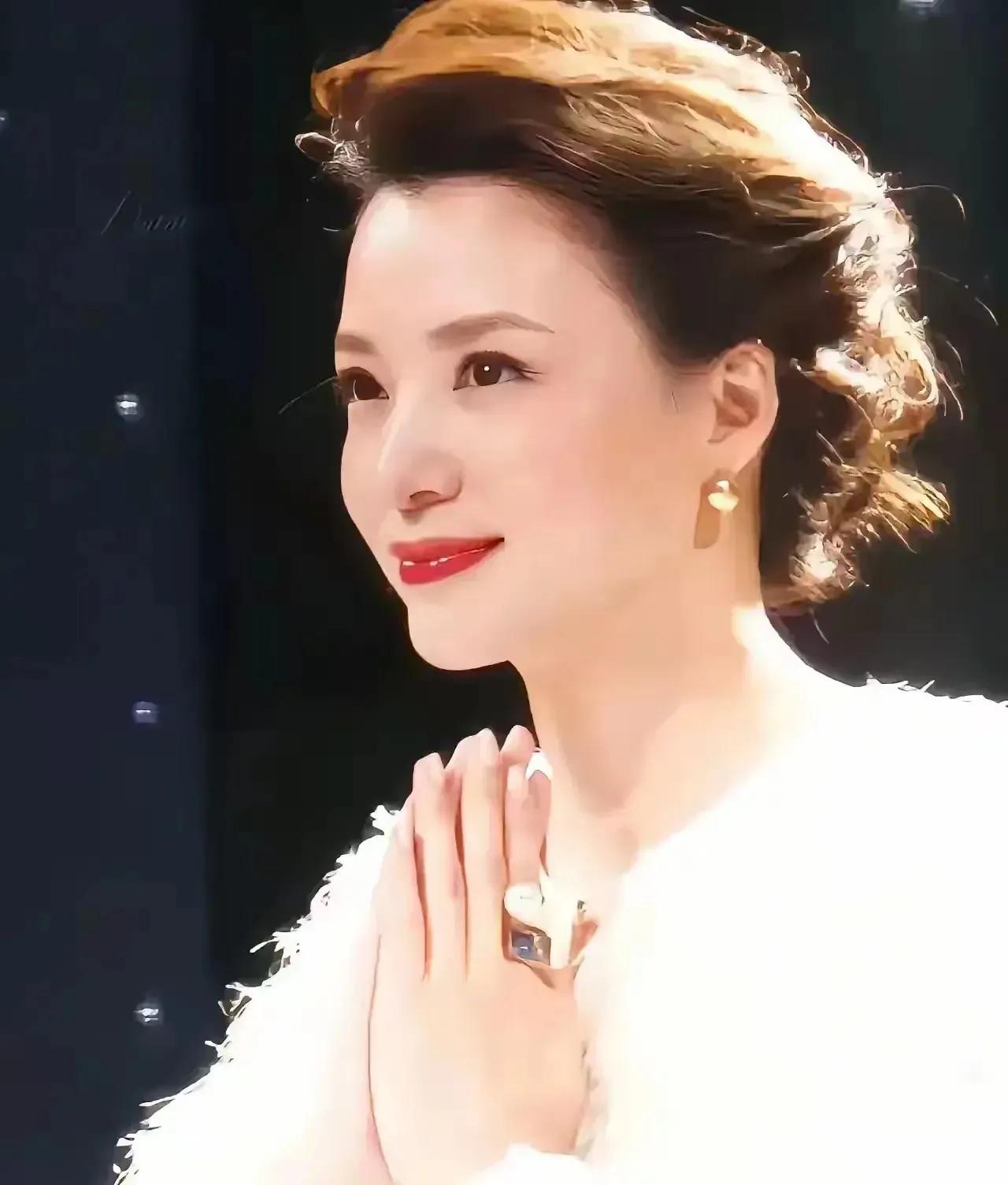如果让大家投票选央视最优秀的女主持人，相信90%的人都会选董聊，这些年来董卿都稳