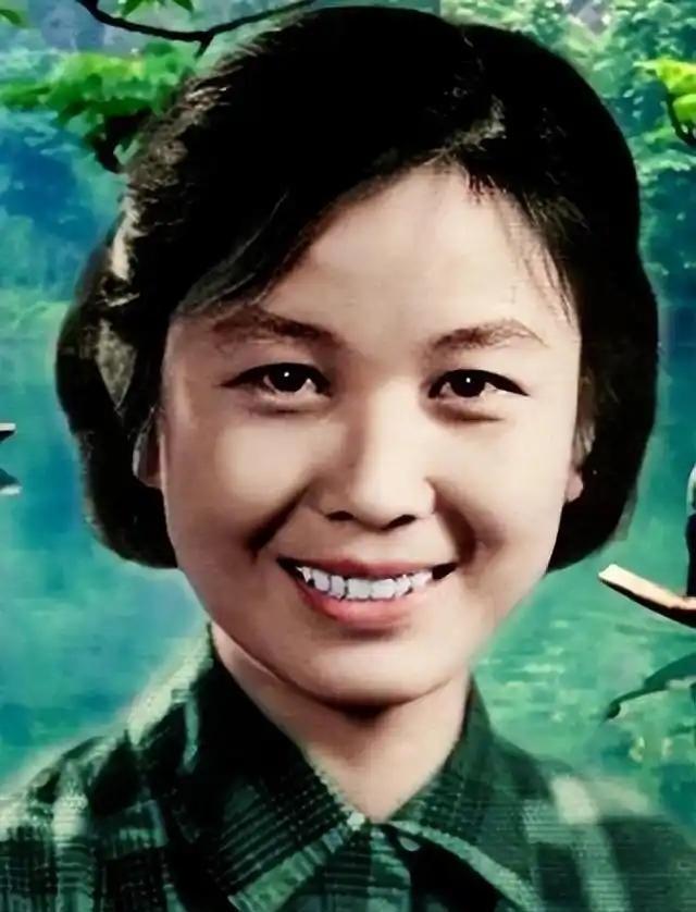 [微风]1968年，严凤英趁着丈夫熟睡，来到床头柜前，将事先准备好的100片安眠