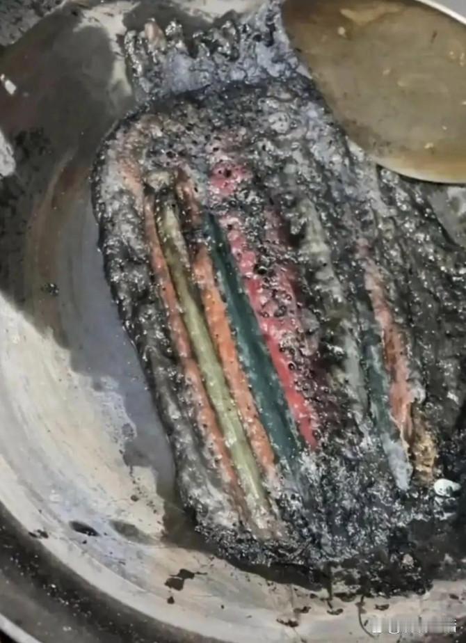 新买的筷子，想着放水里煮煮，消消毒，结果看电视忘了，最后成了这个样子！ ​​​