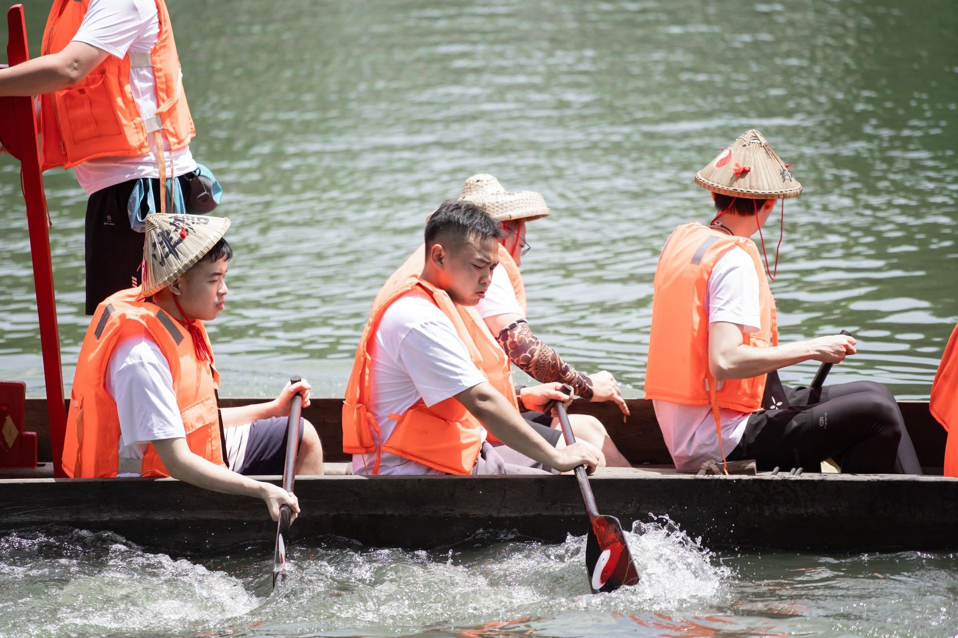 #00后coser广州赛龙舟#这些00后真的太有想法了，而且还可以和广州房东赛龙