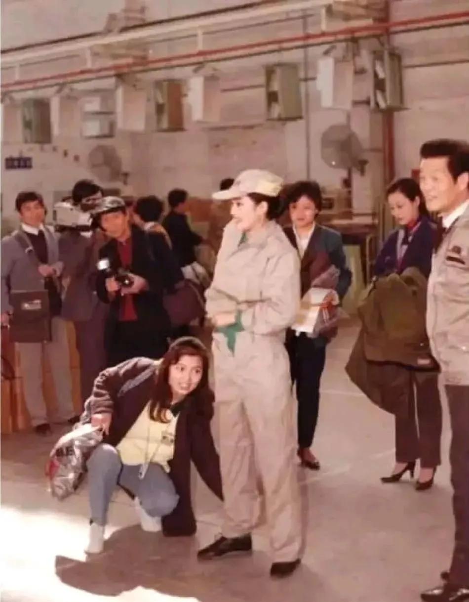 1988年，张艺谋和巩俐正在为国营西安黄河机器制造厂拍摄广告“黄河电器”。