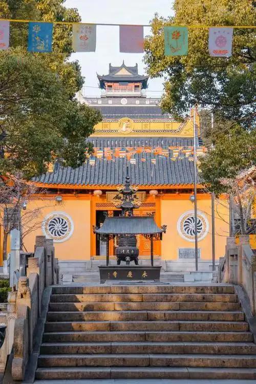 张家港永庆寺着火了！
11月12日，江苏省苏州市张家港凤凰山永庆寺不知什么原因突