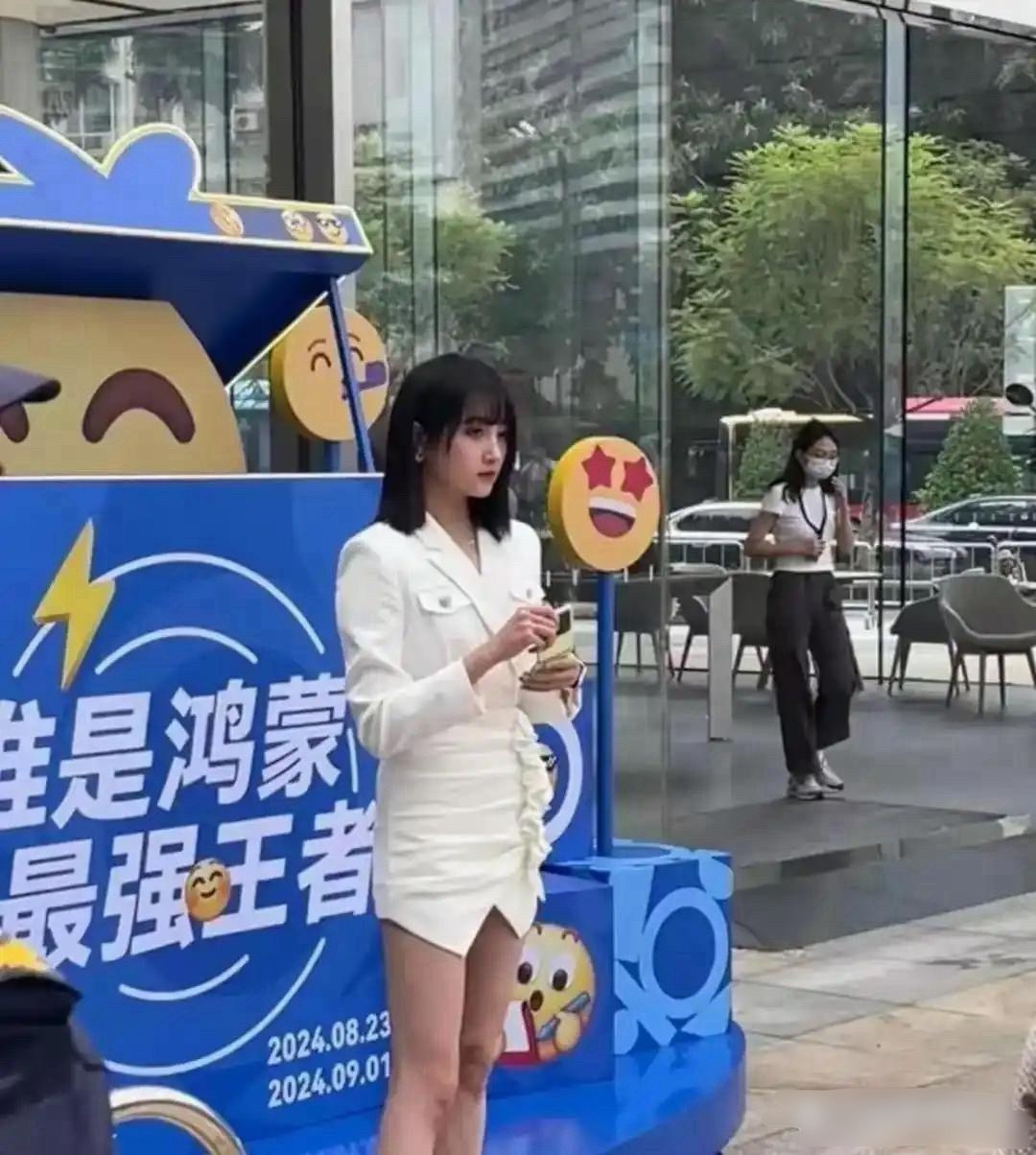 也是见到关晓彤本人了，不愧是内娱第一长腿啊！ 