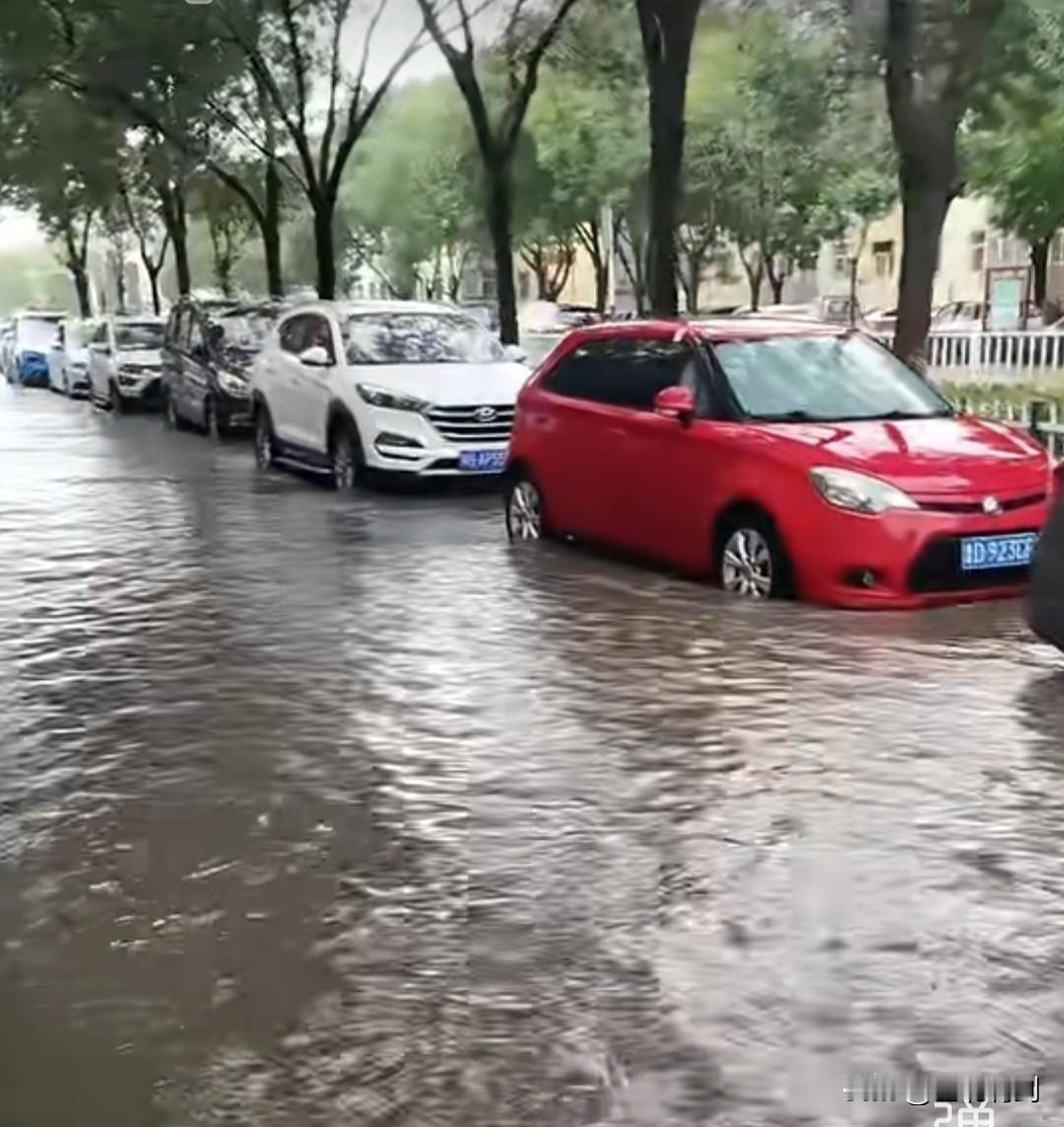宣化城区以及张家口本市区，一下大雨道路就积水严重。今天下午2时许，宣化又下了一场