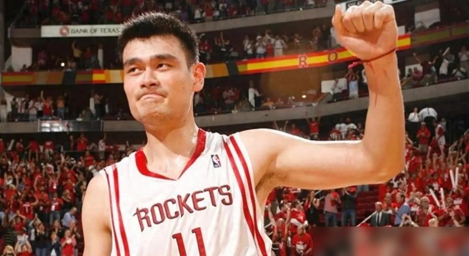 从明天开始，姚明正式开始领NBA养老金，因为，今天是姚明的生日，他满45岁了。根