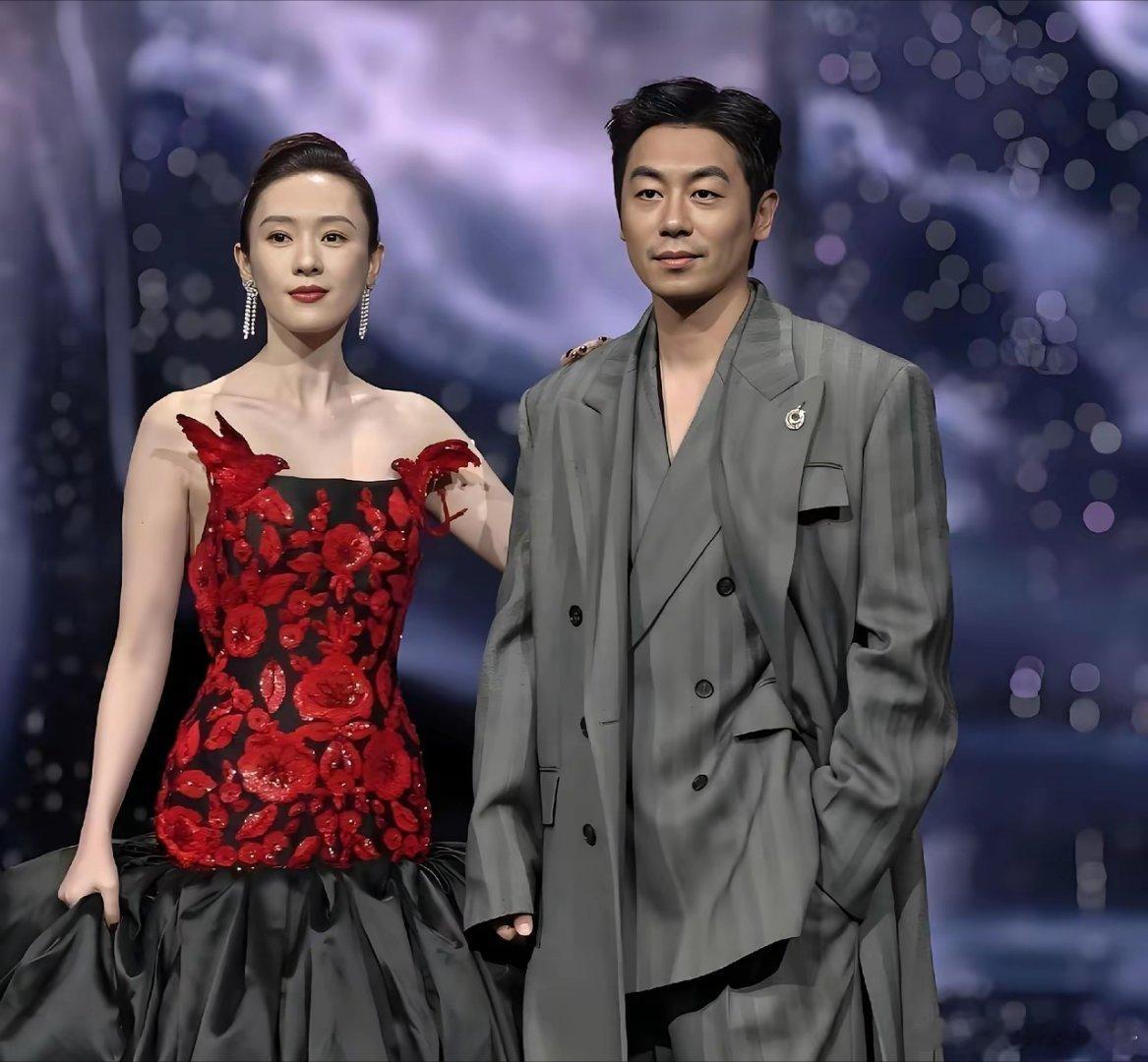 看到朱亚文和童谣的合影，我才知道身高差的重要性，尤其在拍照的最能体现出来！朱亚文