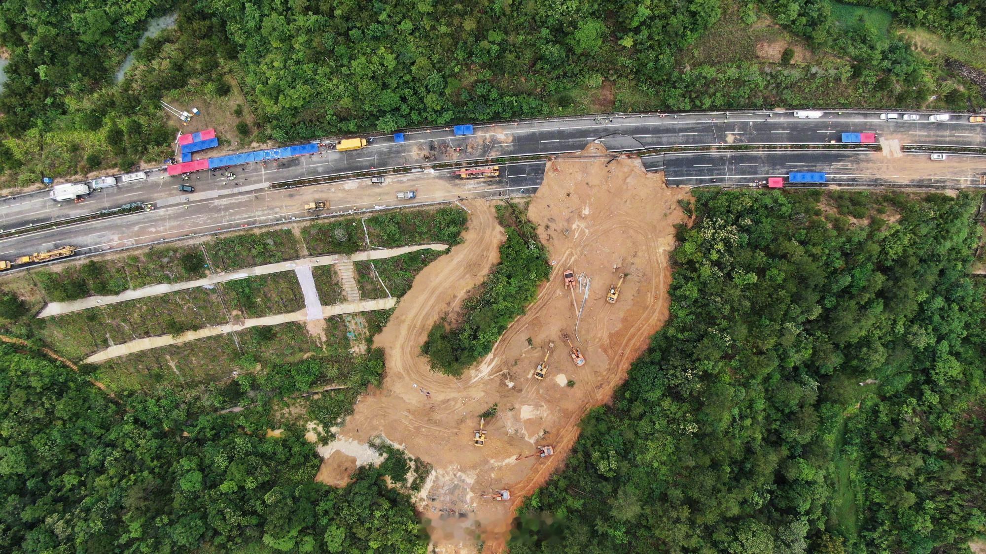 #梅大高速塌方已致48人死亡#每次增长都是四的倍数，是不是每次都是一车四个人一起