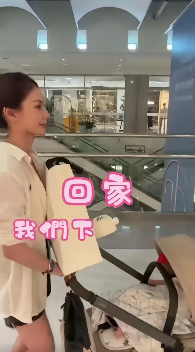 马筱梅今天带着宝贝儿子汪吉辰去商场🏬给老公汪小菲挑选父亲节礼物小家伙表现的乖巧
