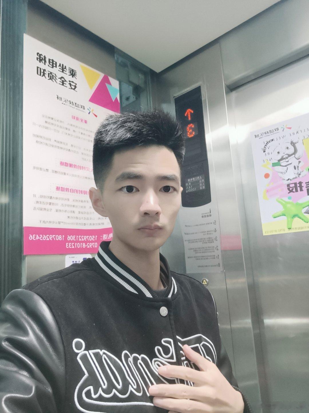 #电梯ootd# 电梯里拍照真的很有氛围感，这是我的电梯ootd，黑色皮衣夹克配