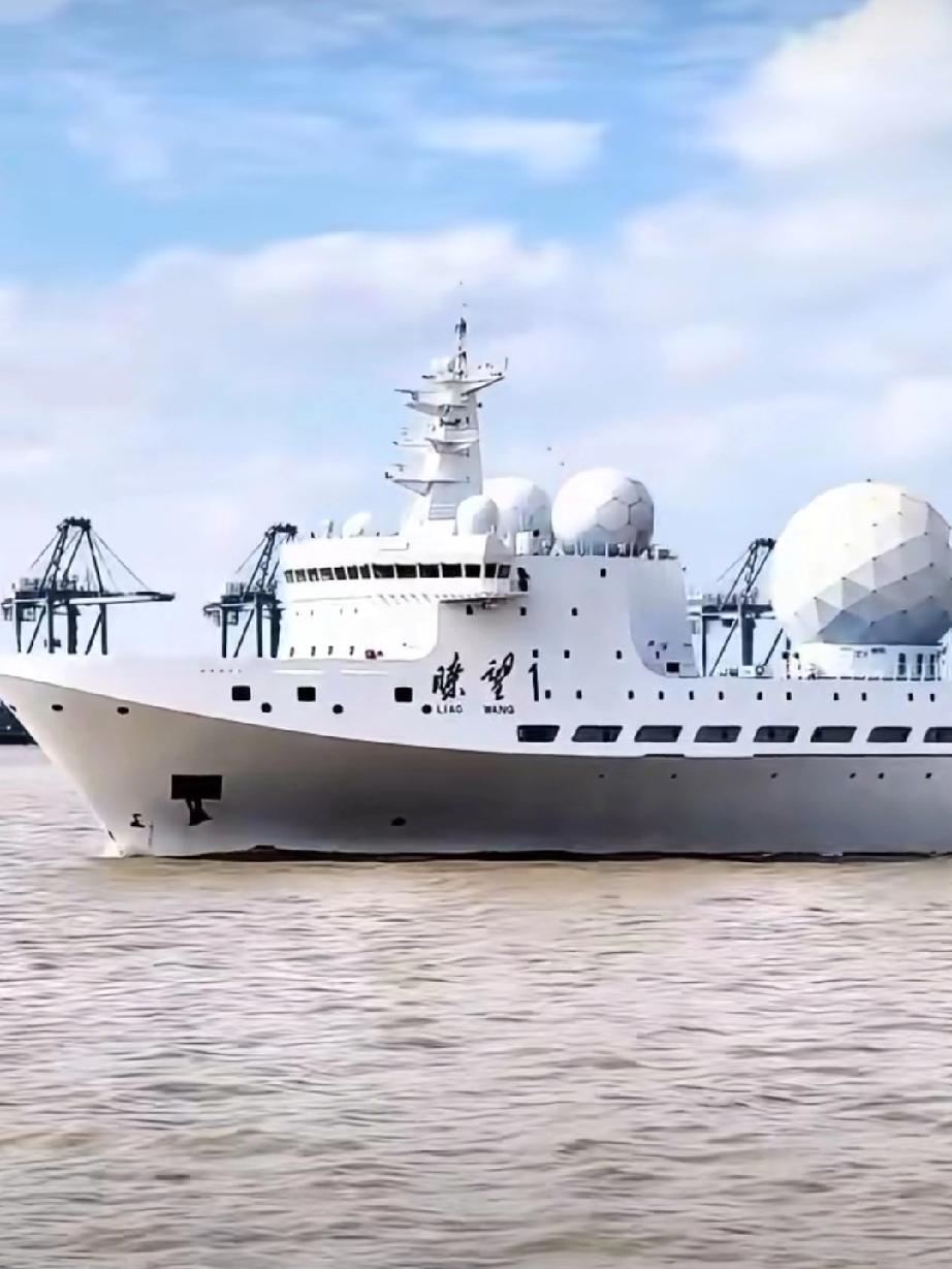 甲板上 9 个巨型雷达球罩排成 “九宫阵”，S 波段雷达能盯 6000 公里外的