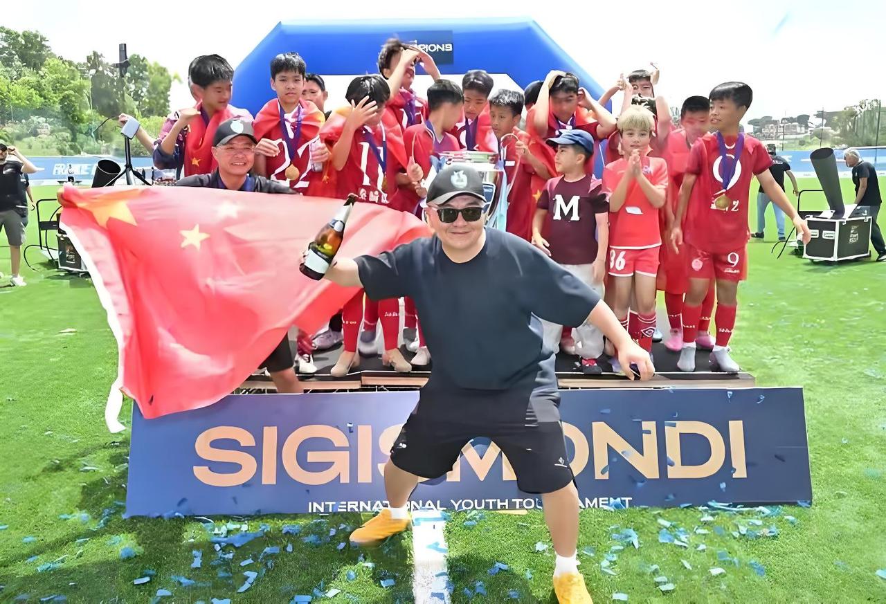 七战全胜狂轰21球！14个“临时工”小孩把欧洲豪门青训打得满地找牙，中国足协却从