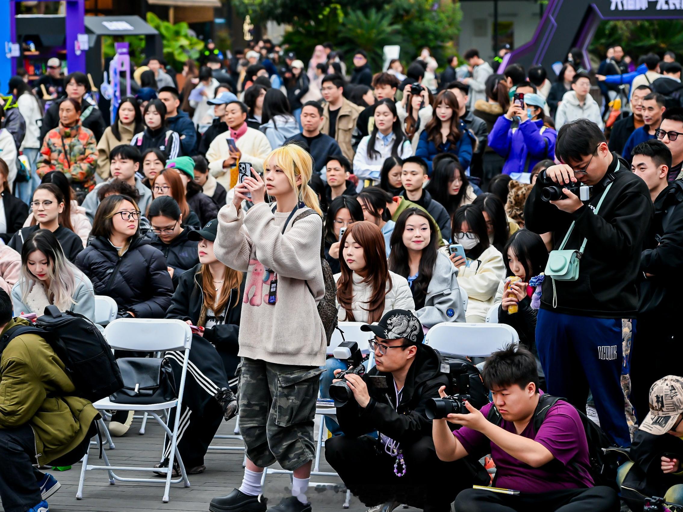 【成都高校嘉年华太会整活了】3 月 16 日，成都高校嘉年华在东郊记忆广场火热开