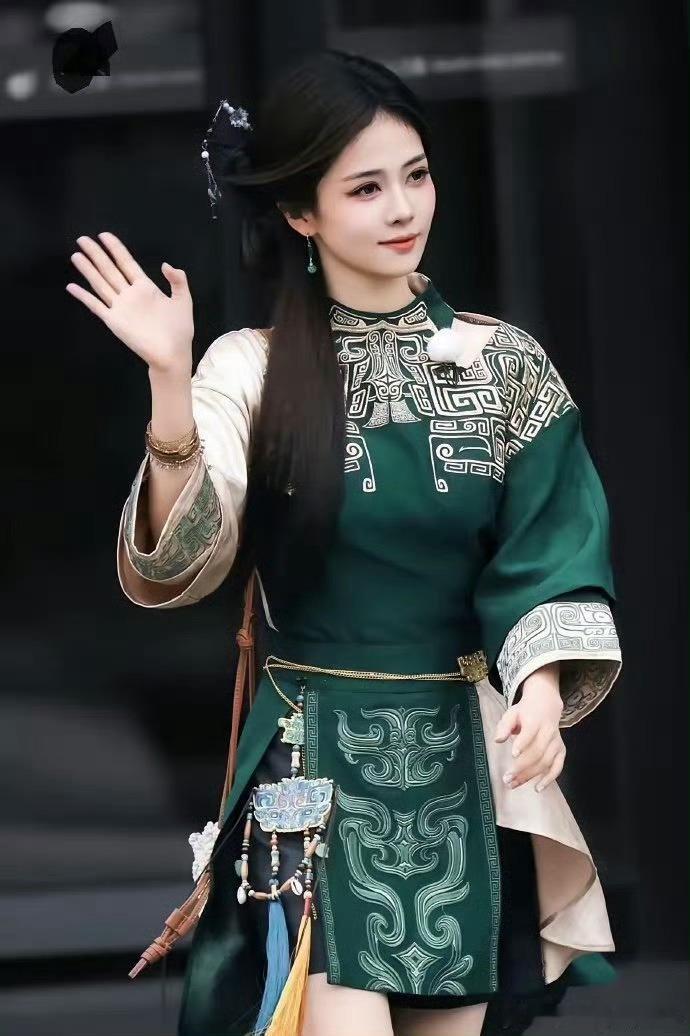 白鹿把节目热度带到线下白鹿把地方文化带出圈白鹿的跑男热度 白鹿在跑男的那两套妆造