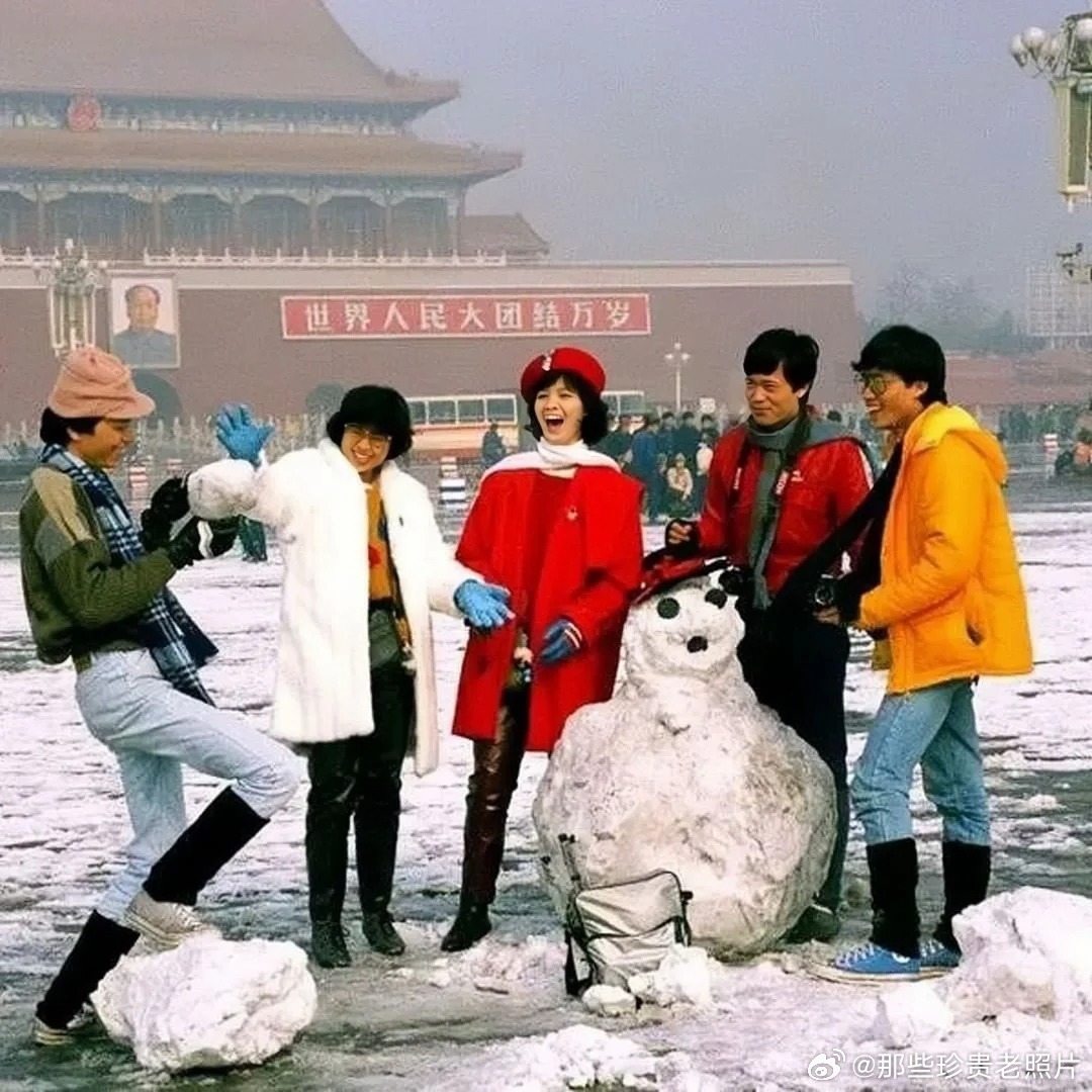 1984年12月，香港年轻人在天安门广场玩雪。而他们的另一层身份是应邀参加中英联