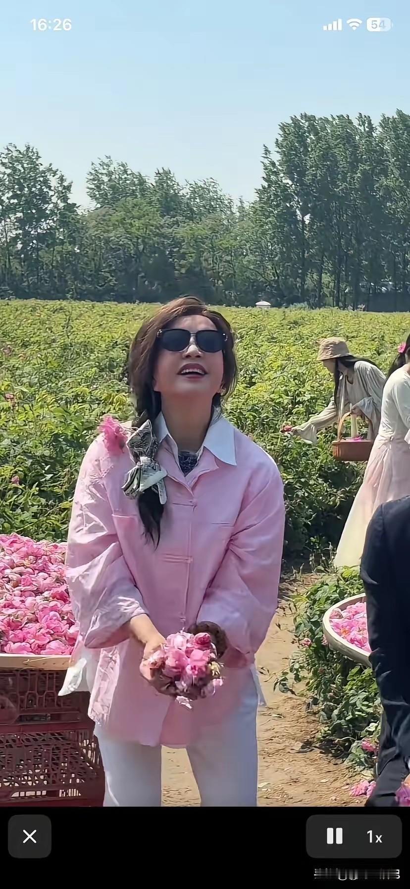 这哪里像七十多岁的人啊，看这状态说50岁也有很多人信吧？