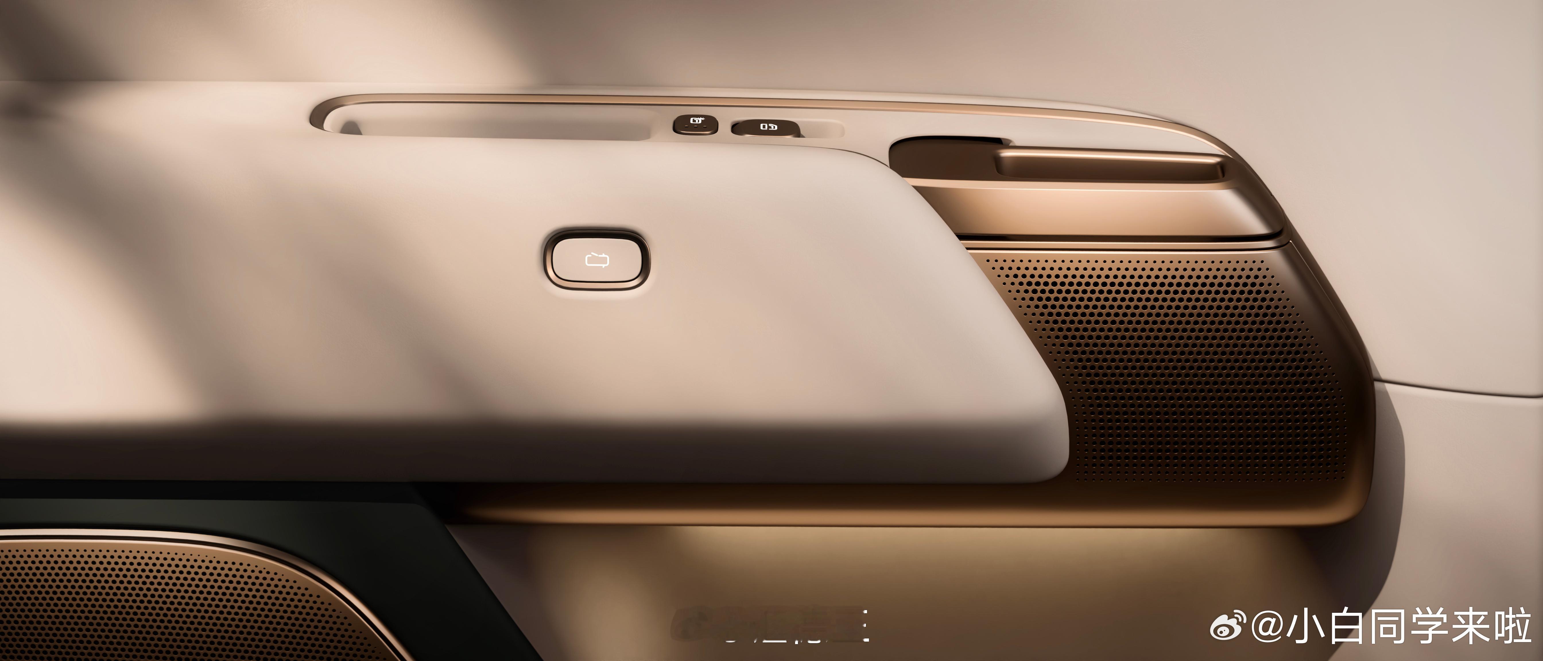 新L9后排门板上这个按键图标清晰地告诉了我们，后排玻璃可以有三段透光度调节理想汽