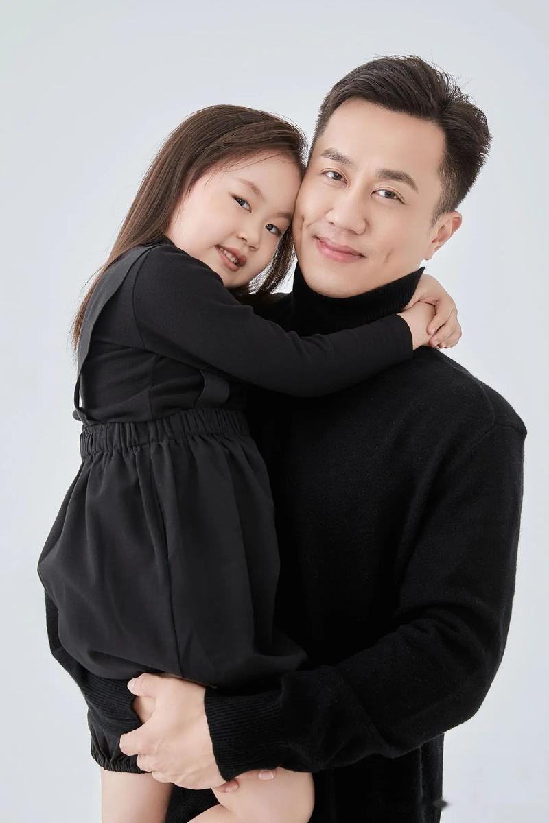 今天是父亲节，二女儿发给我200元红包，并说：祝老爸节日快乐！我欣然收下。收下红