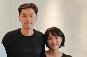 胡歌：（翻看手机）你看到新闻了吗？有人说我太太长得像你和杨幂的综合体。

林依晨