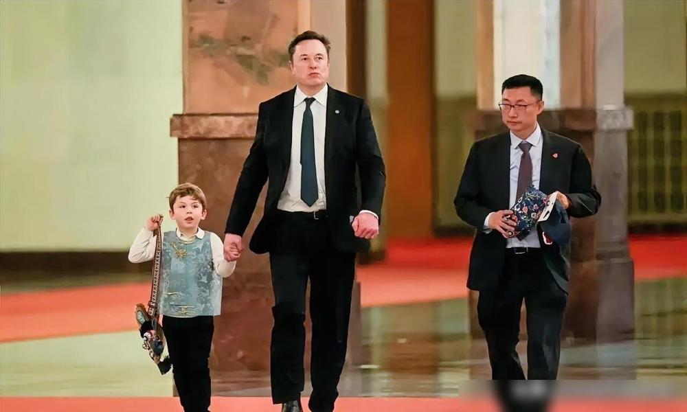 咱普通家长学不了马斯克带儿子进人民大会堂，但教育逻辑可以借鉴：别把所有筹码都压在