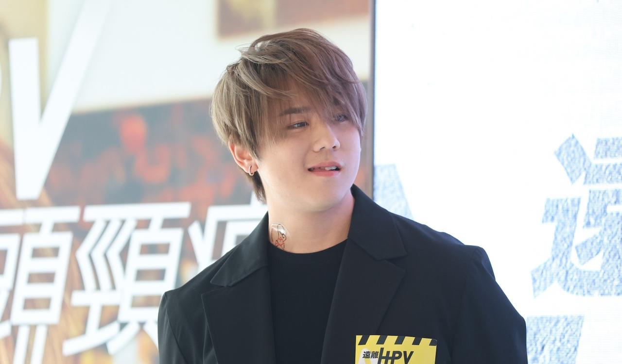 他现在是香港最火的男歌手，很多香港年轻人非常他，感觉他的歌曲真的很一般，搞不懂为