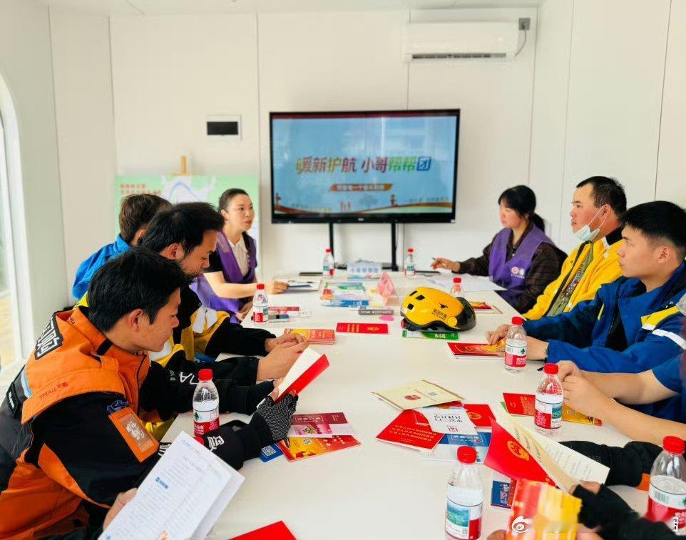 台州小哥圆桌会把烦心事变成治理金点子 小哥们你一言我一语，争相发言：个别路口绿灯