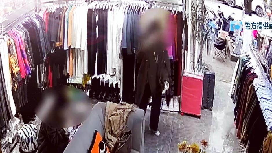 🔥昆明穿金路惊现奇葩盗窃！大妈竟趁店主忙碌，在监控盲区将价值17000元水貂大