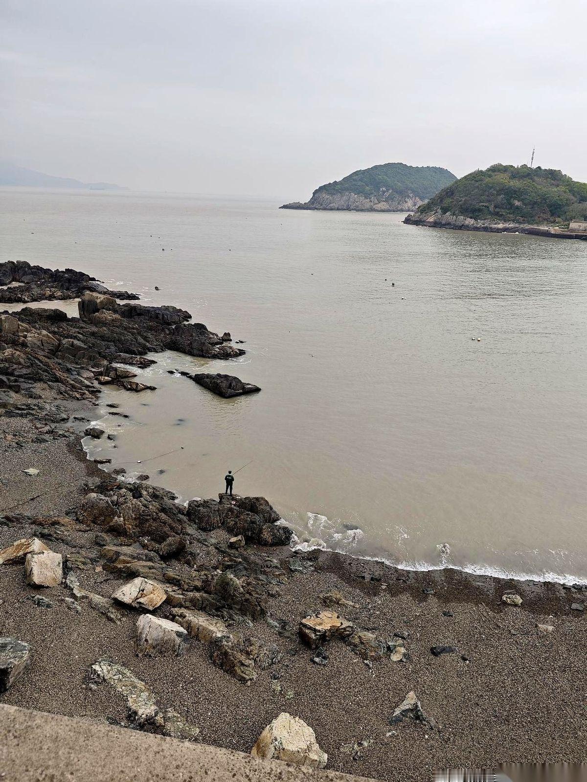 “老魏一个月一万三，你马工一万一，我干了两年，算个P？”
饭桌上，马工筷子往桌上