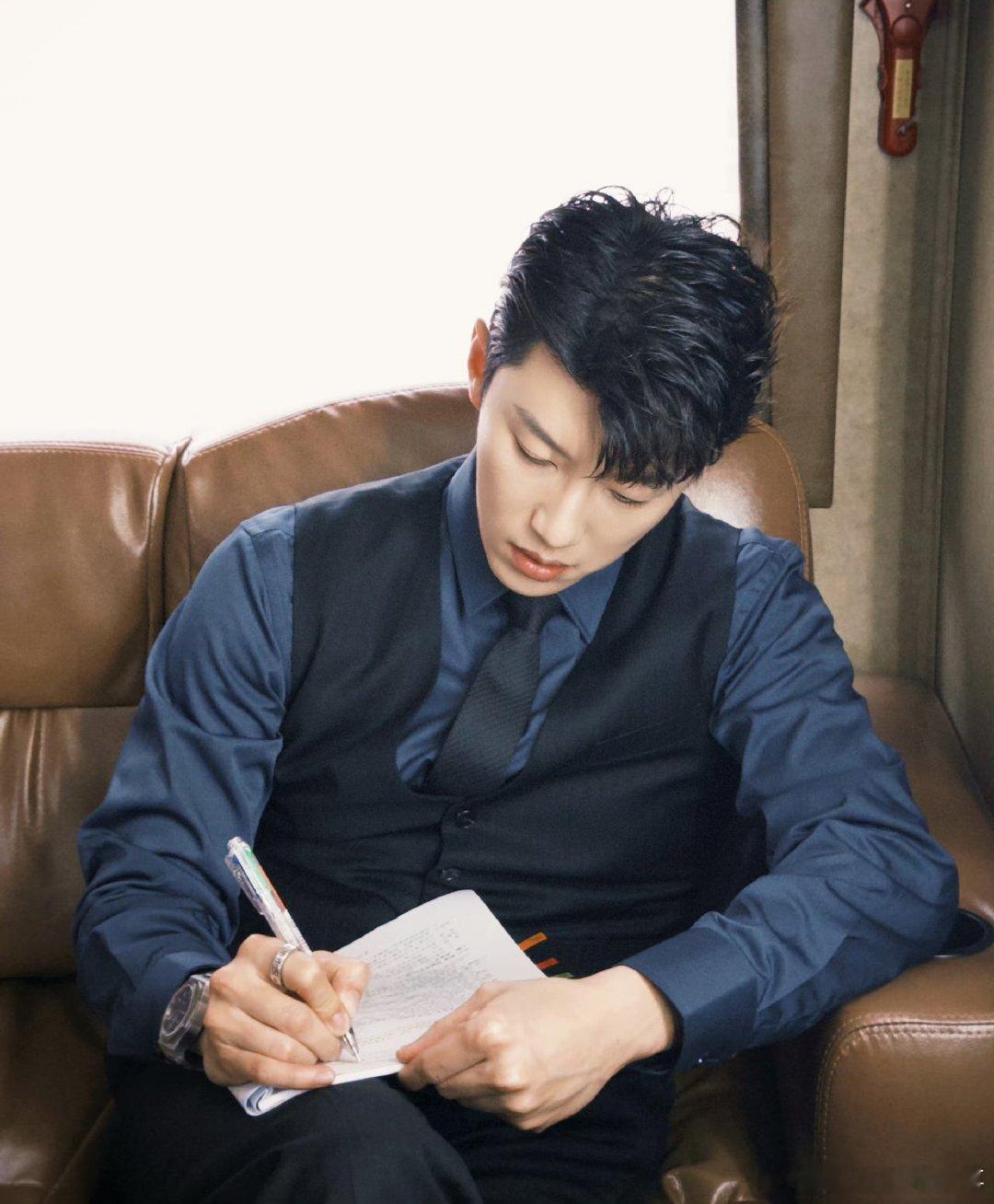 代旭 一直爱女才是苏男的最高境界裴轸的温柔与深情被代旭演绎得淋漓尽致，一直爱女的