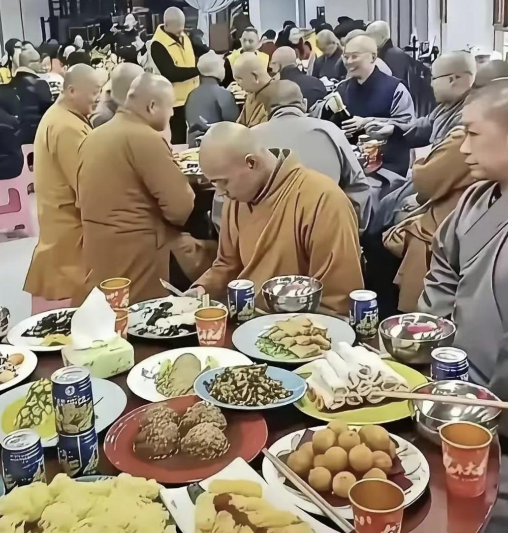 过去:僧多粥少，叫贫僧；
现在:僧少粥多，叫富僧。
过去:出家人“慈悲为怀”；