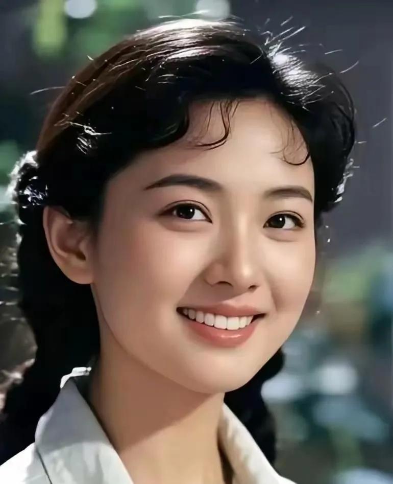 西江月·天池
文/无冕诗人

1
雪顶云间深卧，
冰湖镜里幽藏。
周遭翠影护清光