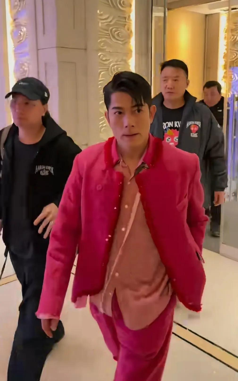 60出头的男神郭富城，精神面貌都是保持的如此年轻，没有秃头，头发茂密，没有白发，