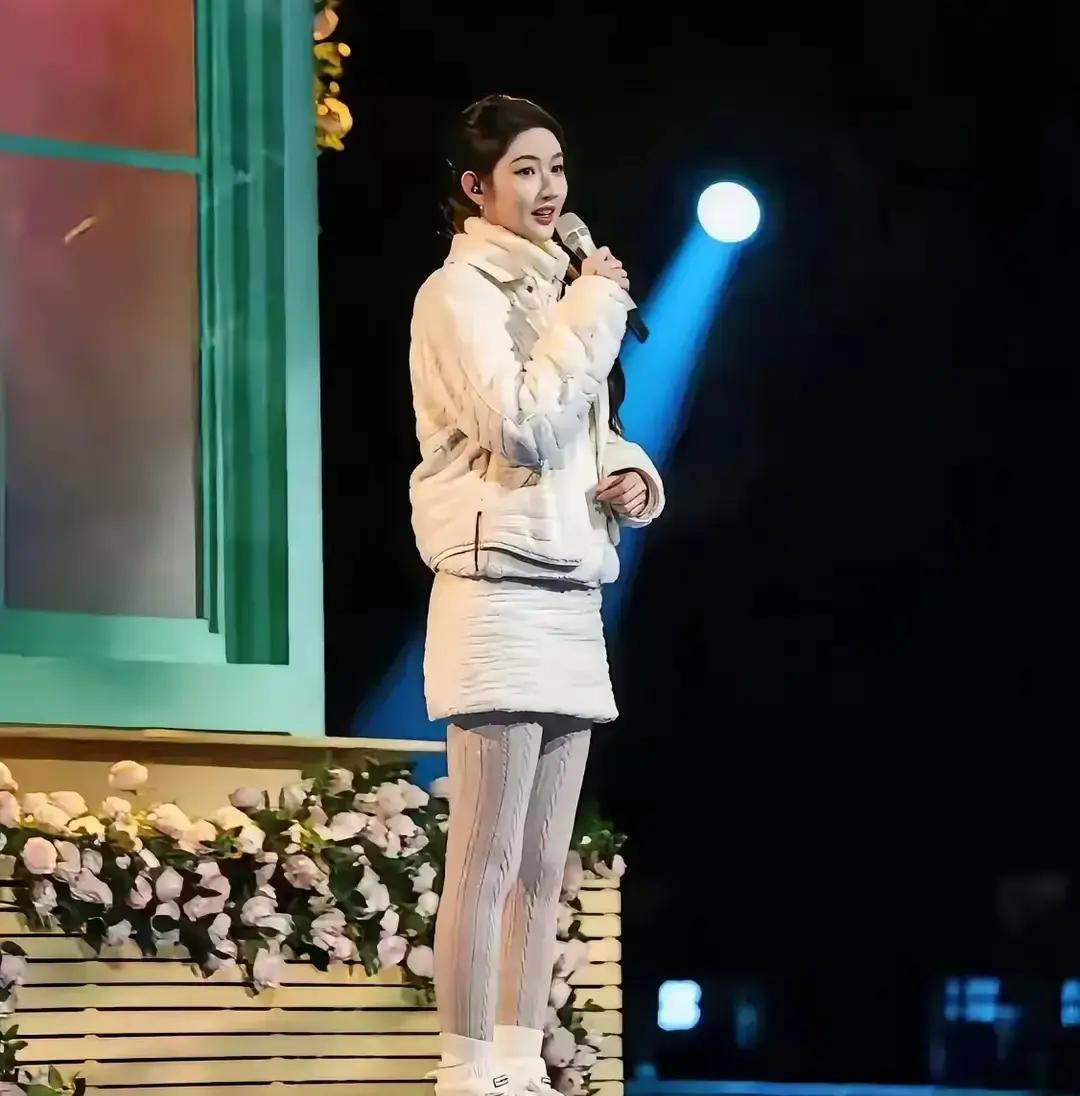 零下8度穿大衣唱歌，全网刷屏
 
王玉雯没选薄纱，直接裹军绿色长大衣登台，风纪扣