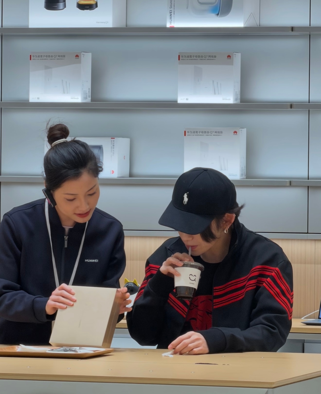 越来越多的明星选择华为，小鬼王琳凯到店选了PuraXMAx典藏款 ，还顺手体验了