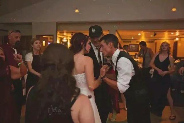 第一眼你看到了什么？
再仔细看，你看到了什么？
这时非常正常的一个图片，但如果你