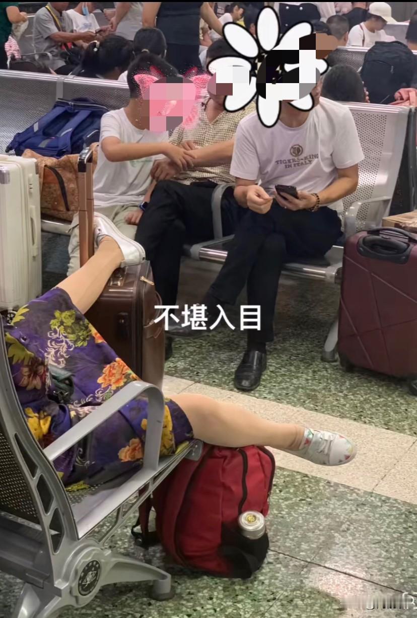 简直不堪入目！大姨这是彻底放飞自我了！忘了自己是在公共场所吗？全然不顾其他的人目