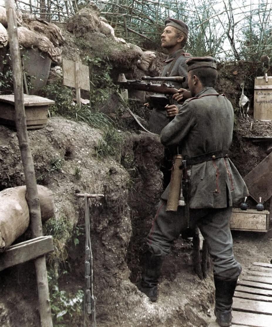 大家甄别得出来该狙击枪型号不？照片拍摄于一战期间的1916年里地点在法国境内，记