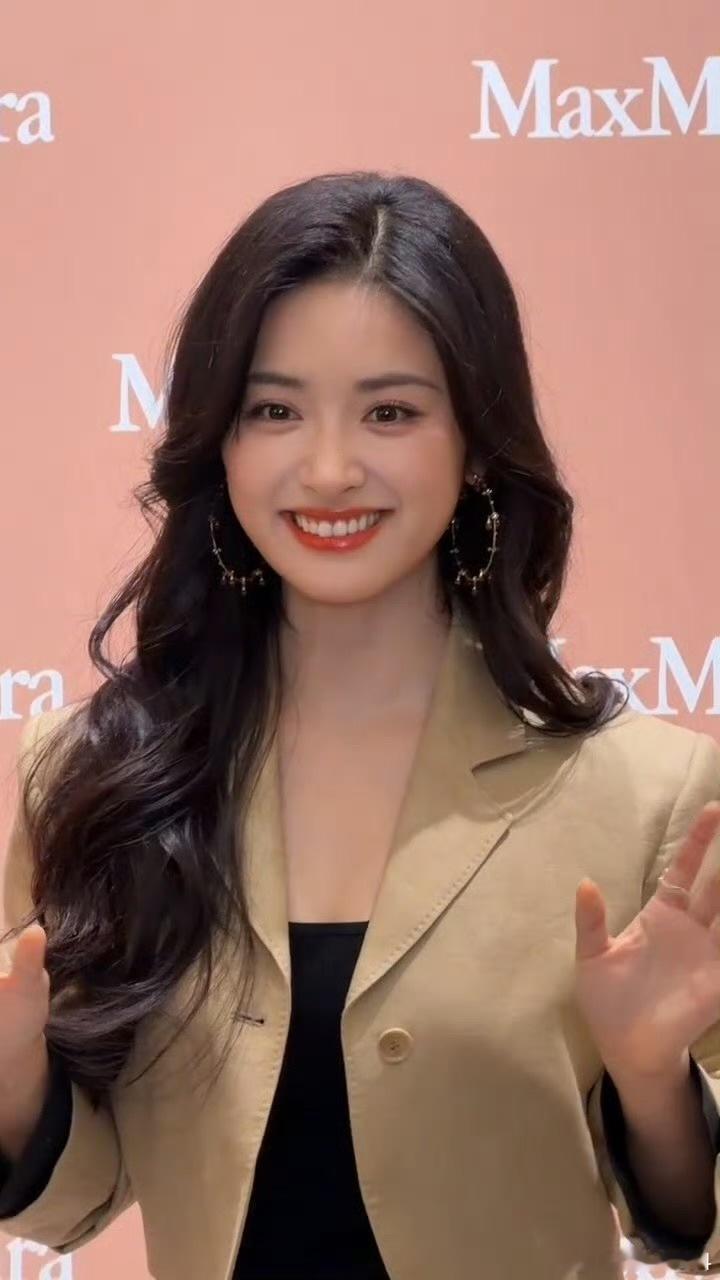 沈月姐感溢出屏幕沈月大波浪港风妆造沈月大波浪港风妆造细节感拉满，妆容精致卷发慵懒