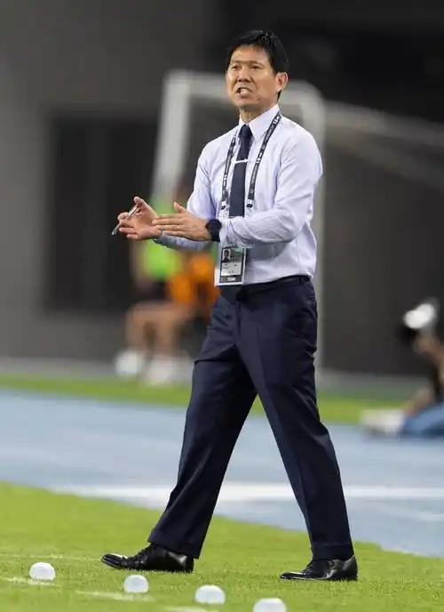 森保一赛后向日本球迷道歉，森保一说，是我能力不足，向大家说一声对不起，但是我们的